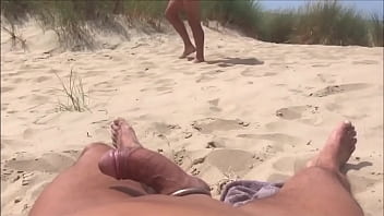 Presumiendo en la playa mientras la gente pasa, masturbándose y corriéndose (Full on RED)