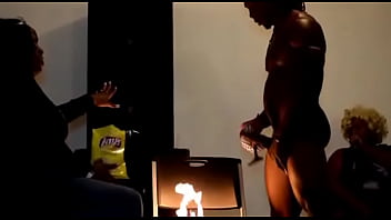 Slut Sucks Stripper Dick après avoir cuisiné, il faut voir