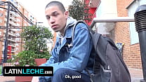 Latin Leche - Skinny Fit Straight Boy Nick Bianco willigt ein, das Arschloch eines Fremden vor der Kamera zu bohren