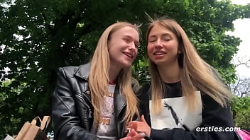 Ersties: Des filles blondes chaudes apprécient le sexe lesbien ensemble