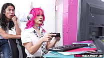 MissSexBot - Gagnez tous vos jeux de valontat avec ce chaud Gamer Sexbot Jazmin Luv pendant que vous la baisez en frappant sa chatte juteuse