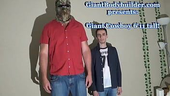 The Giant Cow boy, 6'11" alto Cowboy muscoloso domina, solleva e scopa il suo ragazzo