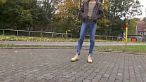 meando en jeans en la vía pública