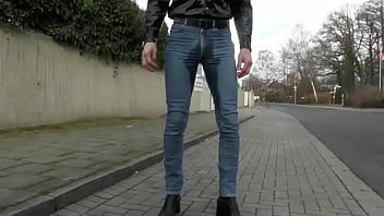 mouiller un jean bien rangé dans la rue