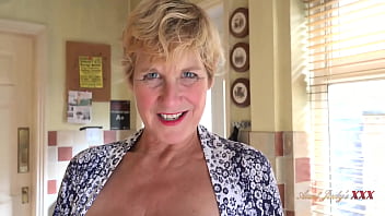 AuntJudys - 58-летняя домохозяйка мисс Молли дрочит тебе и сосет твой член (видео от первого лица)