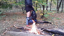 Bellissimo sesso pubblico nella foresta vicino al fuoco - Lesbian Illusion Girls