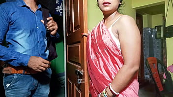Il venditore di reggiseni ha ingannato Bhabhiji facendogli fare porno indiano Chudayi con una chiara voce hindi