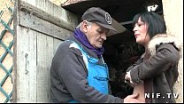 Französischer Papa macht eine vollbusige Milf mit einem jungen Freund