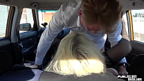 Vollbusige Fakeboobs MILFY öffentlich von Ehemann im Auto im Freien gefickt