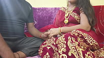 La cognata, che indossa un bel choli Ghagra, il giorno della sua luna di miele, davanti al marito, si strofinava bene la figa con suo cognato.