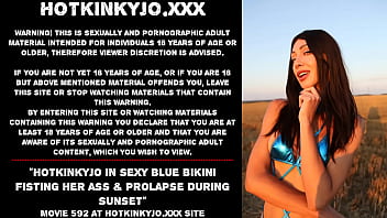 Hotkinkyjo in bikini blu sexy si fa fisting nel culo e prolasso durante il tramonto