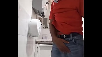 Straight guy aime être vu toucher sa bite dans une salle de bain publique