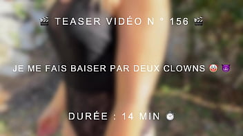 Junge Französin wird von 2 Clowns in vollem Urbex gefickt