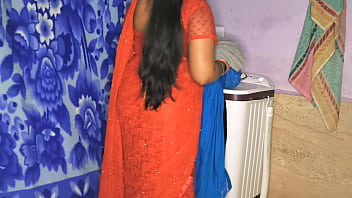 La belle-mère indienne chaude s'est fait baiser en lavant des vêtements avec un son clair en hindi