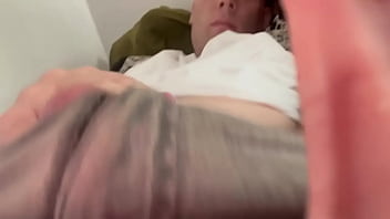 YouTube-Star McHenry Cruiser wichst und lässt sich von einer reifen Milf das Sperma auflecken