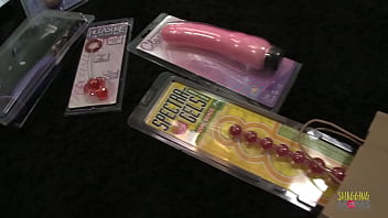 Para ponerle picante a su vida sexual, la milf morena de grandes tetas prueba el sexo anal y usa juguetes sexuales