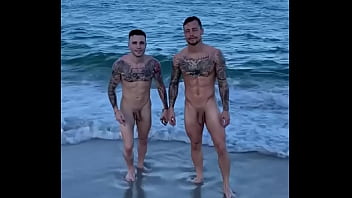 Ángel Gomez et Leo Parraguez nus sur la plage