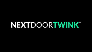 Top Hot Twinks se revezam no fundo - Ashton Silvers, Des Irez, Trevor Brooks - NextDoorTwink