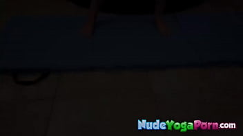 La bruna Mae Milano si spoglia dello yoga e si masturba