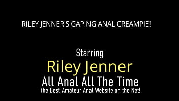 ¡La rubia Riley Jenner recibe mucha crema dentro de su culo!