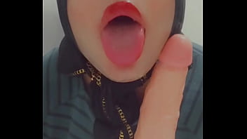 Mükemmel ve kalın dudaklı Müslüman sürtük dildo ile gırtlağına  çok sert sakso çekiyor