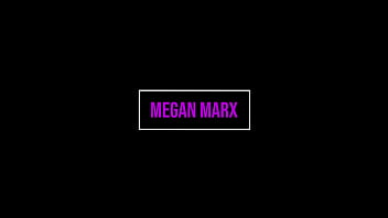 ExCoGi - La giovane donna di 18 anni Tiny Titty Megan Marx vuole provare l'anale!
