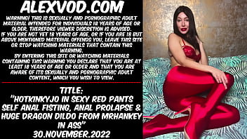 Hotkinkyjo in pantaloni rossi sexy fisting anale, prolasso anale e enorme dildo di drago da mrhankey nel culo