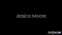 Bratty Girl Jessica Moore gobe l'énorme bite