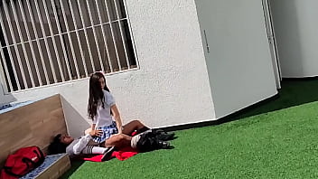 Budak sekolah muda melakukan hubungan seks di teres sekolah dan ditangkap oleh kamera keselamatan.