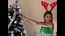 Молодая женщина Трикси показывает свою дырку в сольной сцене на Рождество