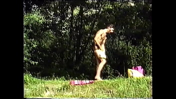 BluttBoy pasea desnudo junto al río y se masturba
