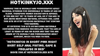 Hotkinkyjo in camicia da notte rosa corta si fa fisting anale, resta a bocca aperta e prolasso a letto