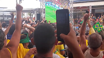 A bombeira se empolgou e mostrou os peitos no terceiro gol do Brasil