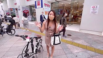Japoneses se cambian de ropa en Tokio