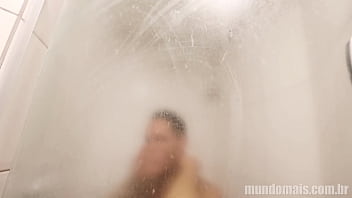 Henrique Martins' sensual bath!