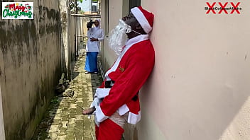 Noël est arrivé plus tôt pour une jeune naïve de 18 ans sur Hijab alors que le Père Noël lui a donné une baise torride à l'extérieur de l'enceinte pendant qu'elle essayait la nouvelle