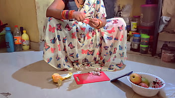 Indische Stiefmutter hilft Stiefsohn für Goa-Reise