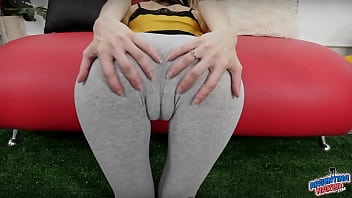 La ragazza magra ha un enorme spazio tra le cosce gonfie e un culo rotondo in pantaloni attillati da yoga