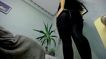 Grandes mulheres bonitas em calças de couro demonstram curvas quentes e se masturbam grande strapon preto