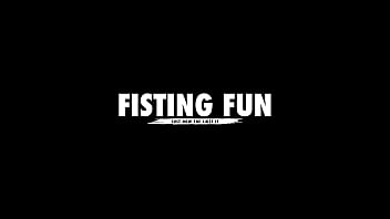 Fisting Fun Initiation, Michelle Anderson e Stacy Bloom, No Pussy, Fisting anale, Gapes, Vero orgasmo FF016