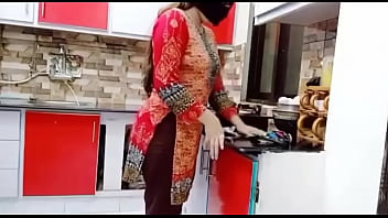 Настоящую пакистанскую красивую жену трахнули в анал на кухне, пока она готовила с чистым хинди-аудио