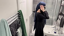 ¡DIOS MÍO! No sabía que las chicas árabes hacían eso. Una cámara oculta en mi apartamento de alquiler captó a una chica árabe musulmana con hiyab masturbándose en la ducha.