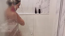 son mari surprend sa chaude blonde avec la BBC en train de baiser dans la salle de bain
