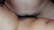 Coños sin afeitar se frotan y se corren dos veces: las chicas vuelan al orgasmo