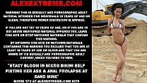 Stacy Bloom en micro bikini auto fisting su culo y prolapso anal en la mina de arena