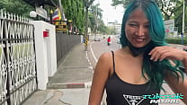 Heißes und geiles Thai-Babe rockt auf einem dicken weißen Schwanzhengst, den sie gerade kennengelernt hat