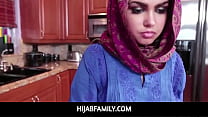 HijabFamily - ближневосточная милашка трахается, получает кримпай от большого американского члена