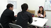 Petite jeune femme japonaise séduite par deux vieux mecs pour Cosplay Casting 3Some