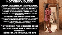 Hotkinkyjo in rosa kariertem Kleid nimmt Weinflasche anal & Prolaps in zerstörter Hütte
