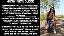 Hotkinkyjo im blauen Kleid nimmt Mrhankey einen riesigen Dildo in den Arsch und Analprolaps auf dem Waldweg
